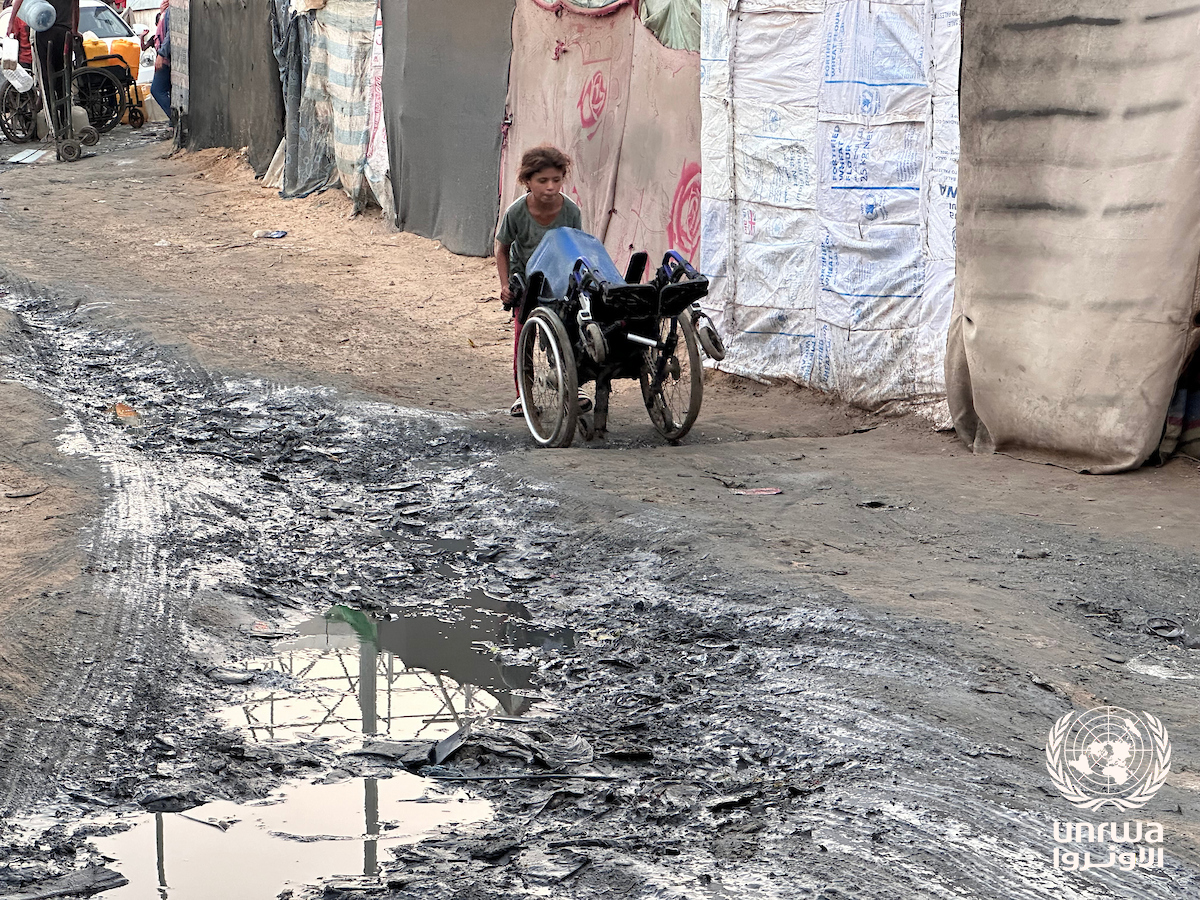 مياه صرف صحي بالقرب من خيام تؤوي نازحين في دير البلح بقطاع غزة.